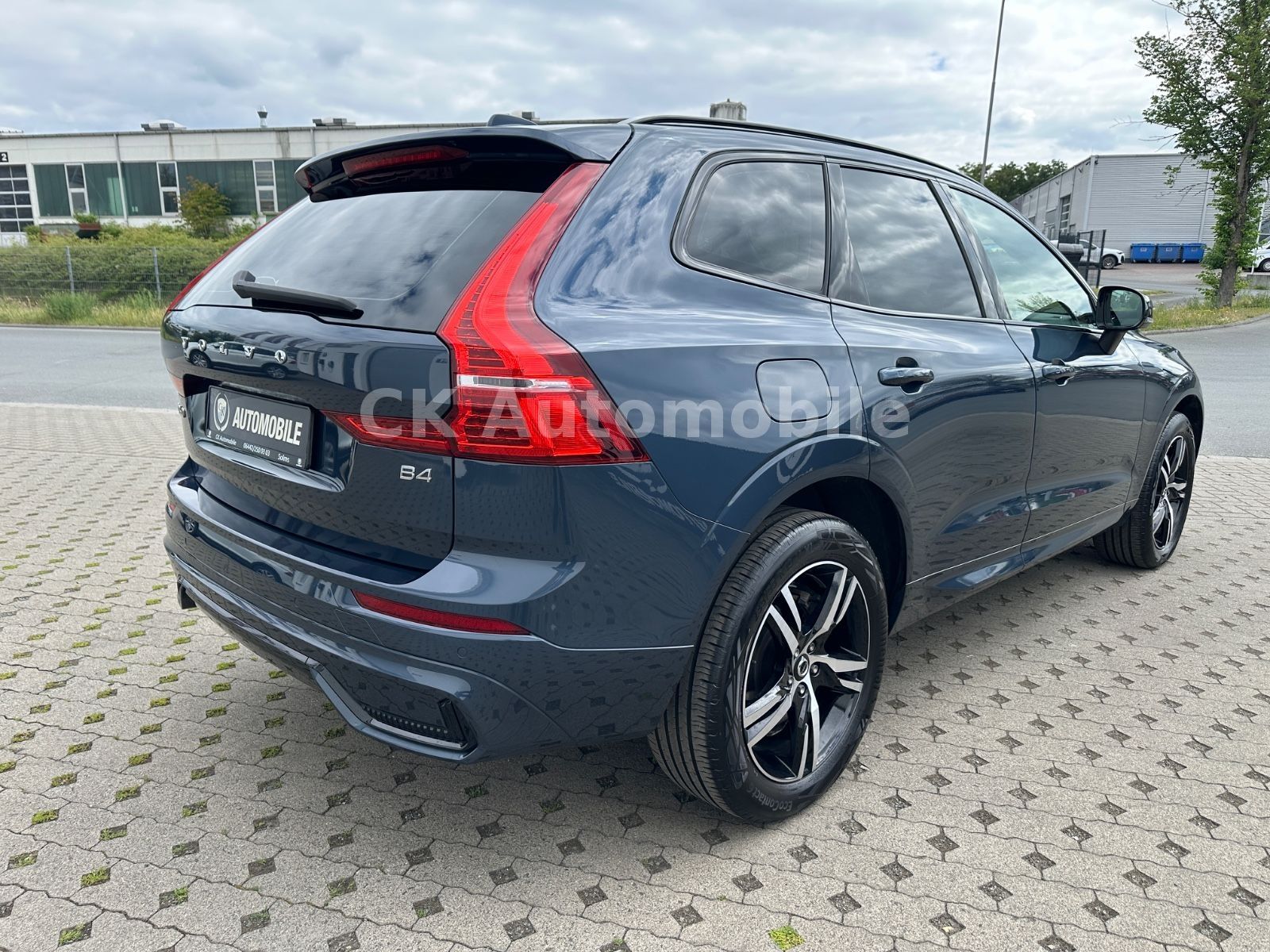 Fahrzeugabbildung Volvo XC60 B4 R Design 2WD/Navi/Pano/Kamera/LED