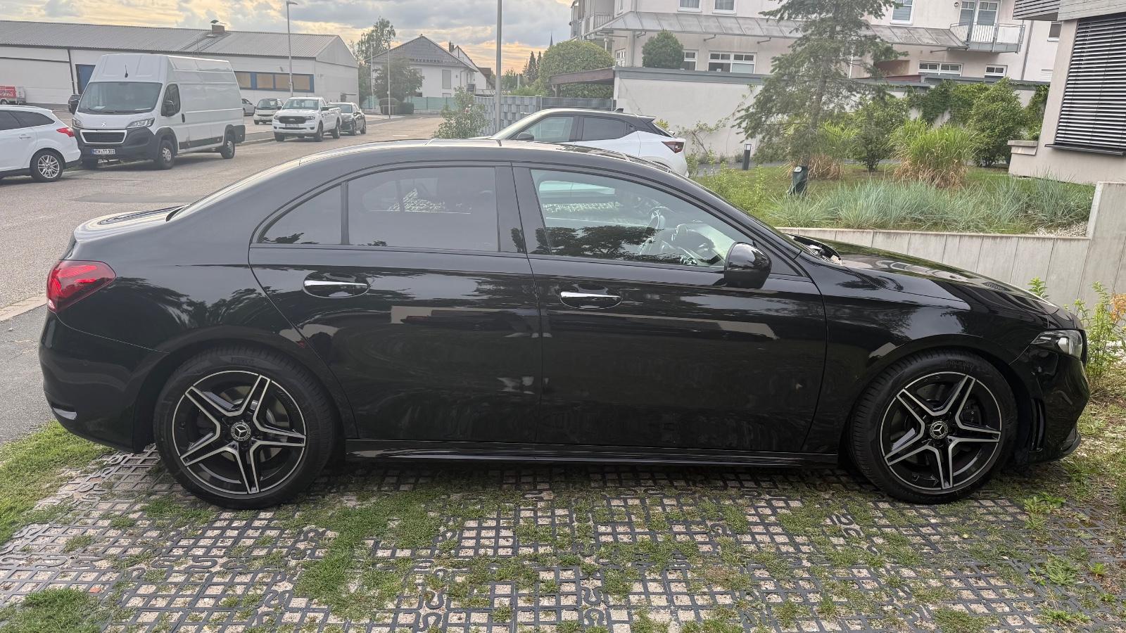 Mercedes-Benz A 250 4MATIC DCT AMG-PANO-BURM-NIGHT