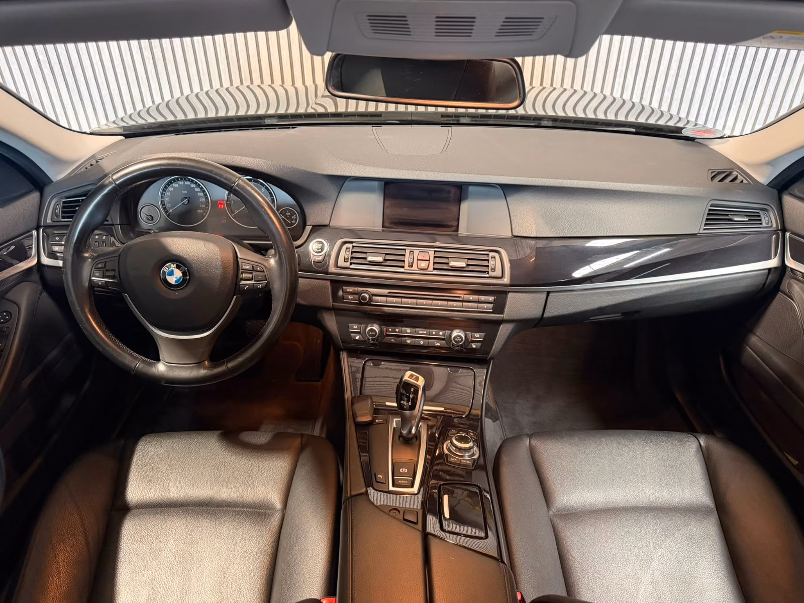 BMW 523i 204 ch 6 cylindres • Boîte auto • 70 000 km • Cuir Dakota • GPS • Radars AV/AR