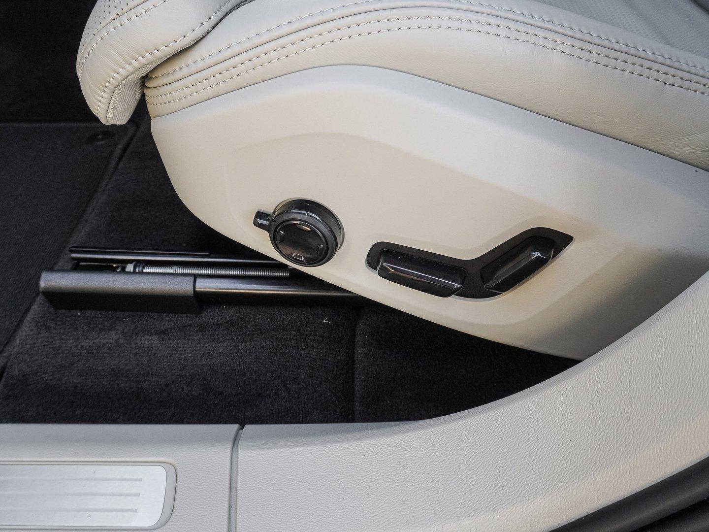 Volvo XC60 T8 AWD Ultra Bright Plug-in Hybrid MASSAGE