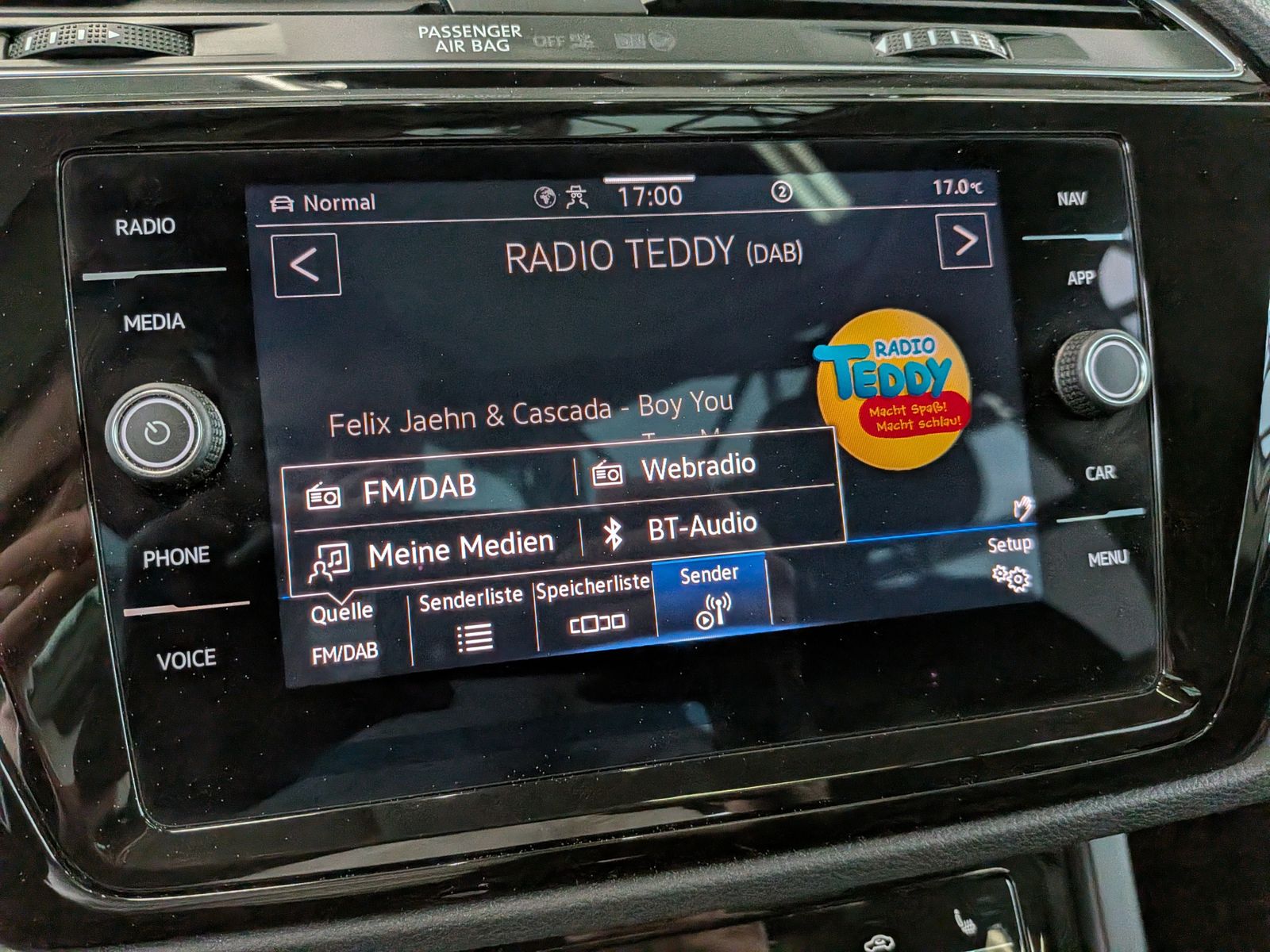 Fahrzeugabbildung Volkswagen Touran 2.0 DSG R-Line High Pano 7-Si IQ AHK VOLL