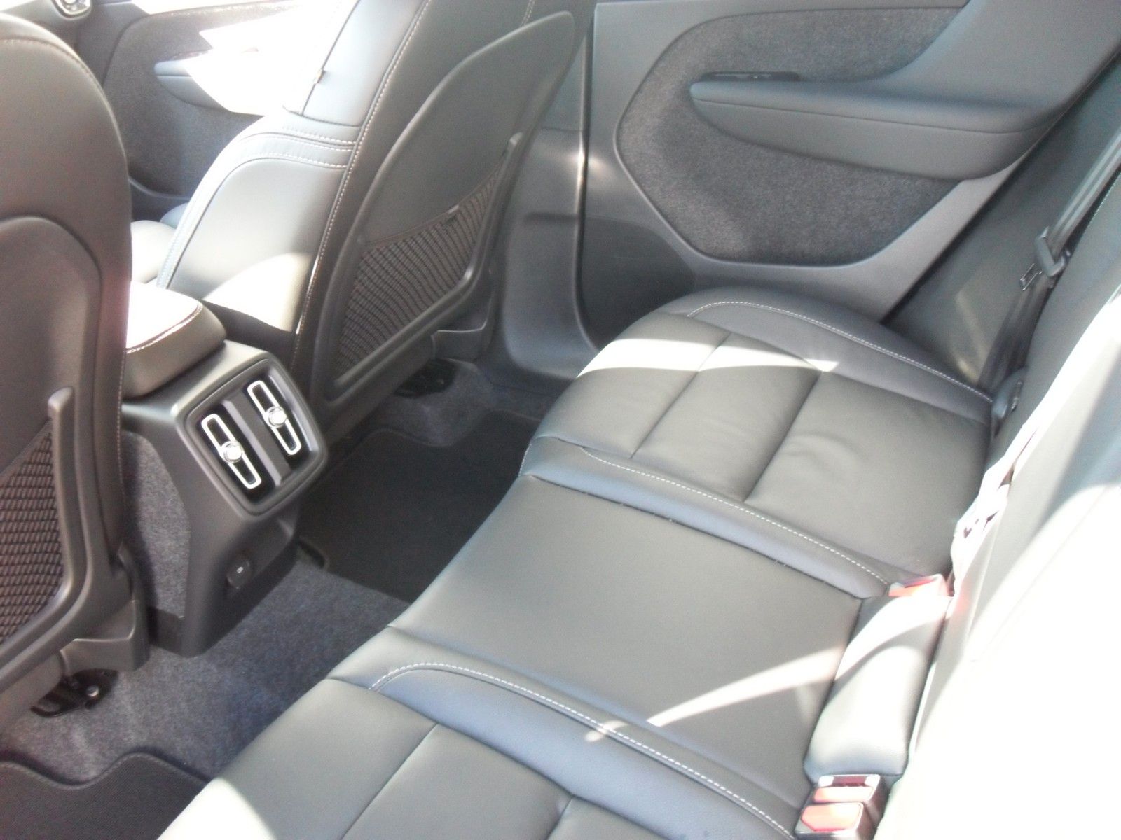 Fahrzeugabbildung Volvo XC 40 B3 Plus Dark | Standheizung | 360°