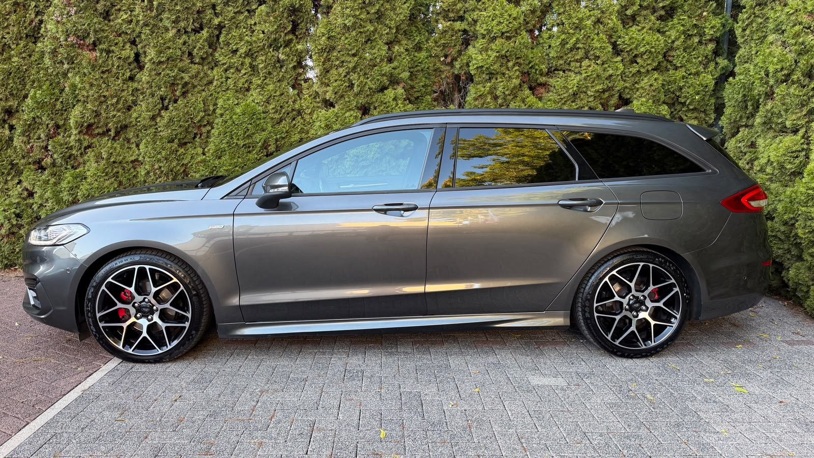 Fahrzeugabbildung Ford Mondeo 2.0EB Aut. ST-Line LED+STHZ+KAM+AHK+PANO+