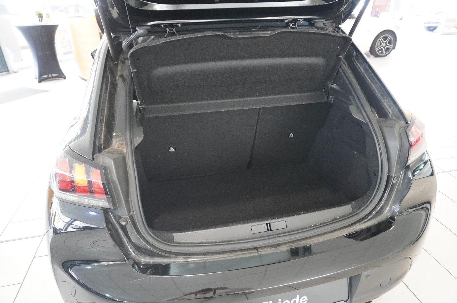Fahrzeugabbildung Peugeot 208 1.2 ACTIVE PACK NAVI/LED/SPORT/PDC/TEMP./ASS
