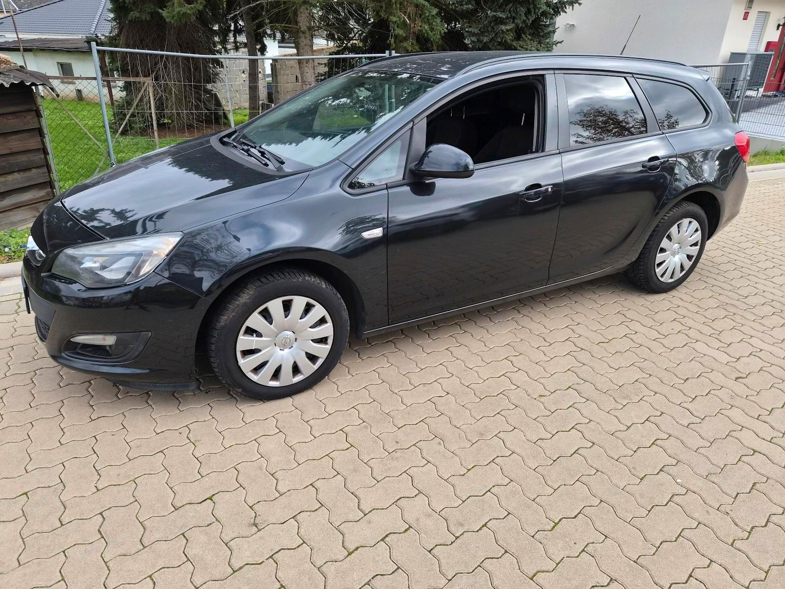 Opel Astra 2014 — салон