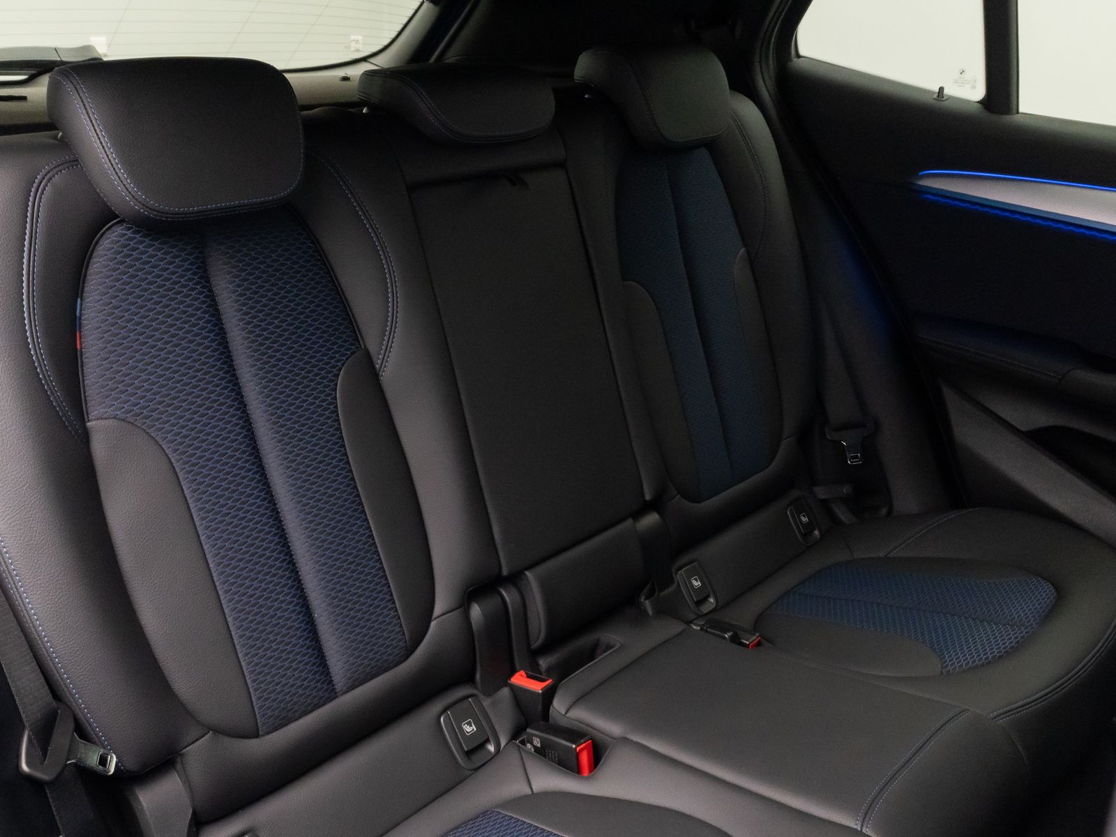 Fahrzeugabbildung BMW X2 M35i Kamera HUD DAB H/K Navi+ Alarm 19Zoll