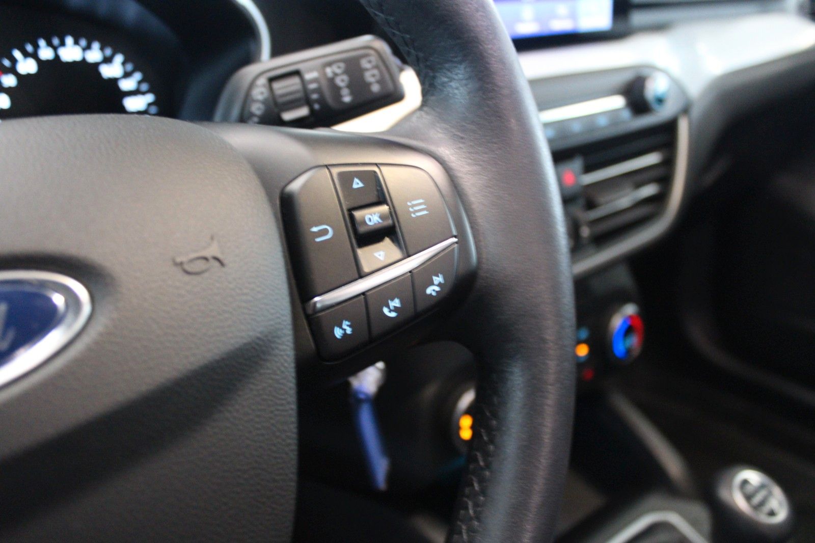 Fahrzeugabbildung Ford Focus Cool & Connect LED NAVI CAM PDC WinterPak.