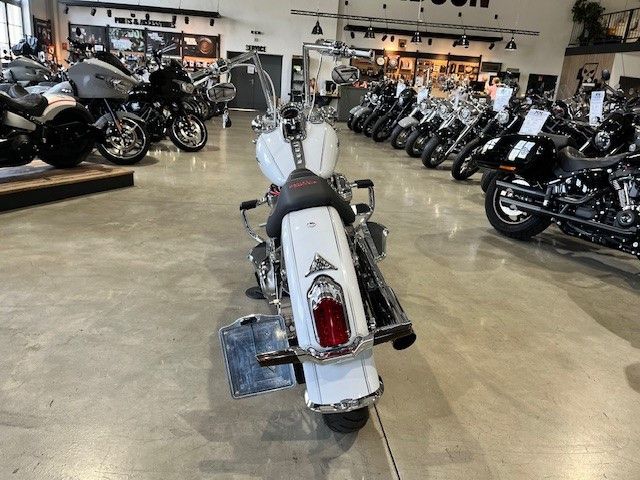 Fahrzeugabbildung Harley-Davidson FLDE Deluxe Chicano Umbau Mega Bike