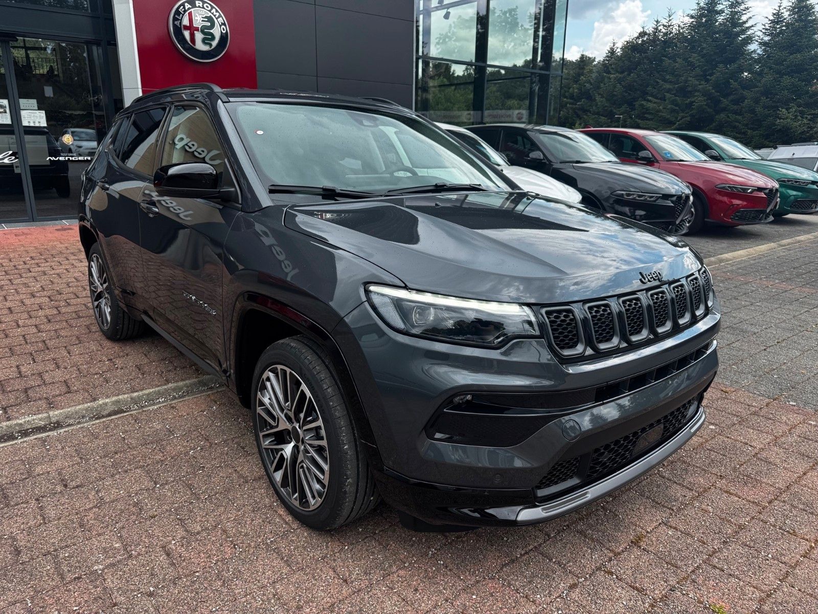 Fahrzeugabbildung Jeep Compass 1.5l Summit Navi ACC Sitzbelüftung  LED