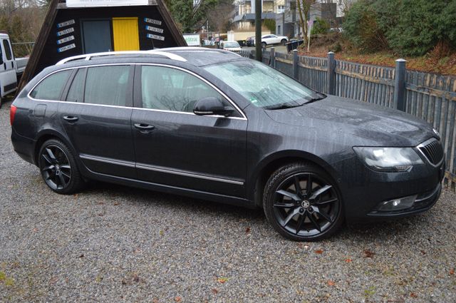 Skoda Superb Combi Elegance 4x4-LEDER-NAVI-XENON-PDC-