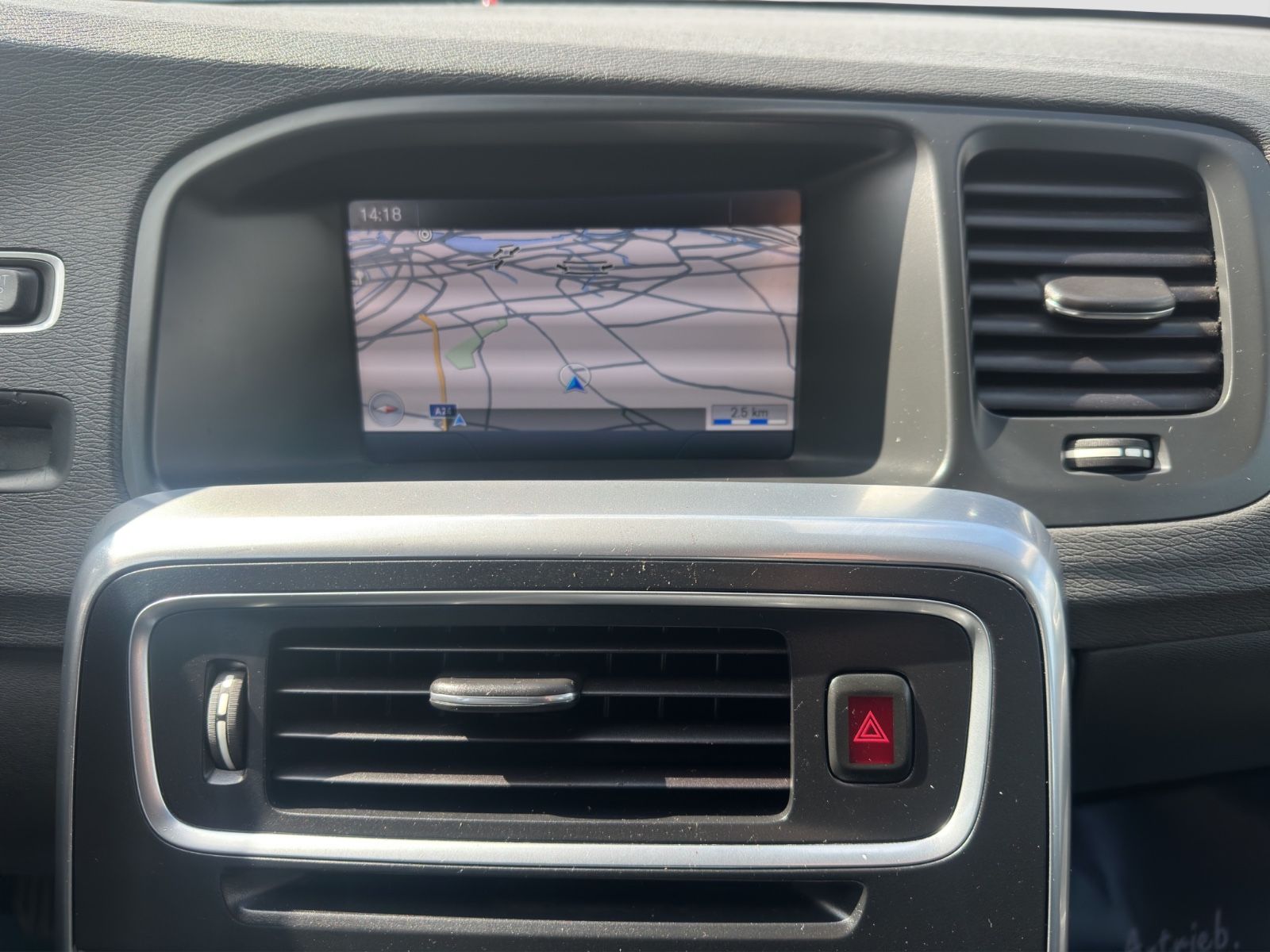 Fahrzeugabbildung Volvo V60 Kombi Momentum/Bi-Xen-./AHK/Temp./Navi/PDC