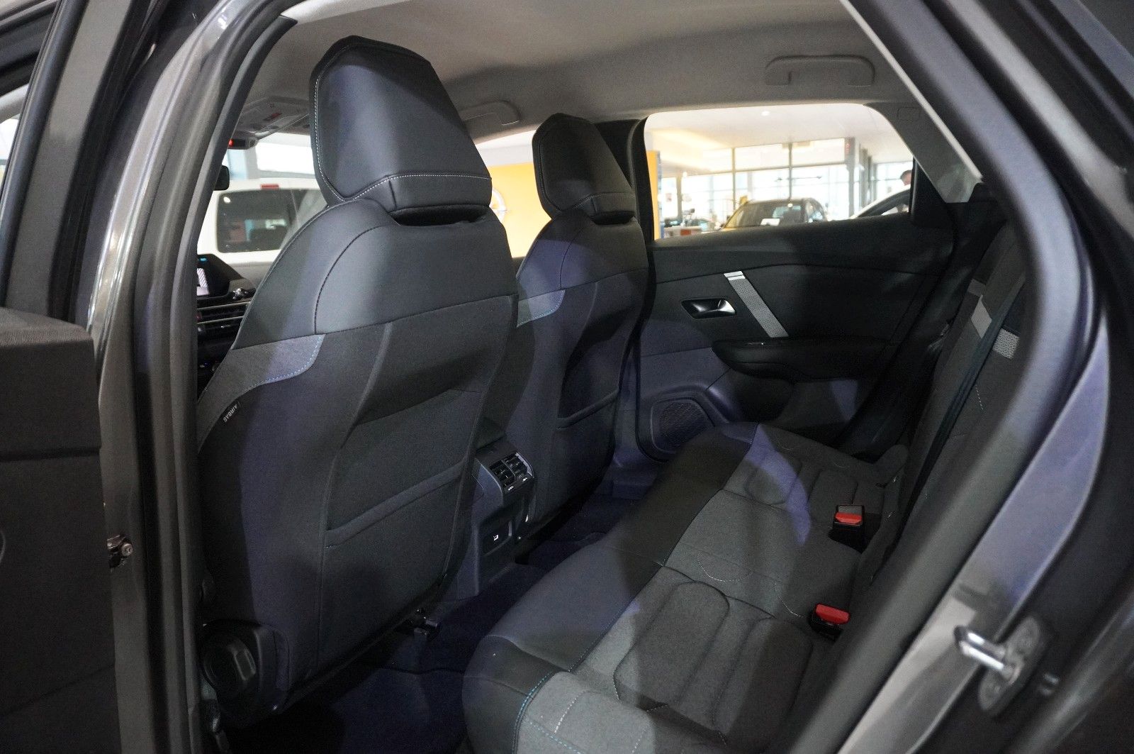 Fahrzeugabbildung Citroën C4 Lim. 1.2T PLUS NAVI/LED/KAMERA/SPORT /VIR/DAB