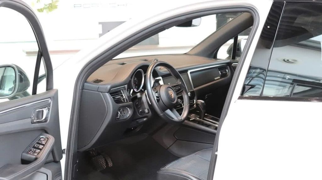 PORSCHE Macan 2023