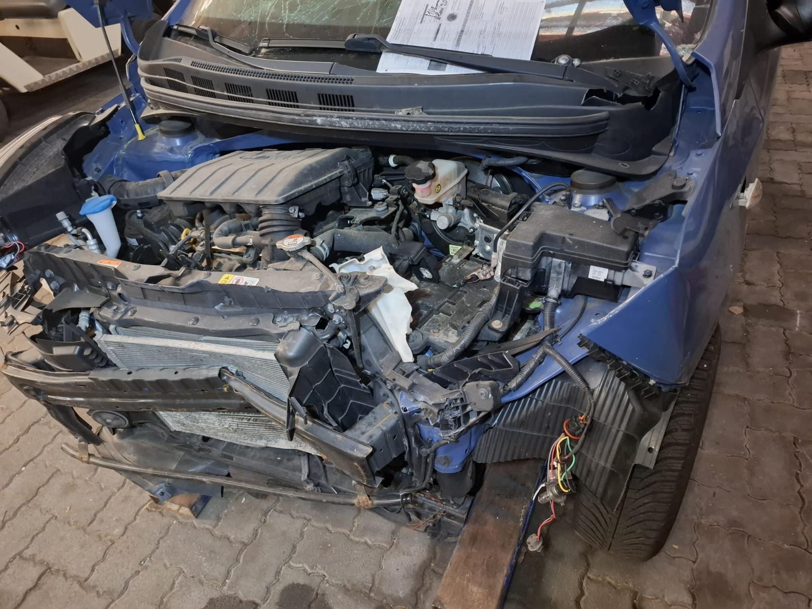 Hyundai i10 1.0  Unfall mit Ersatzteile 2. i 10 weiß