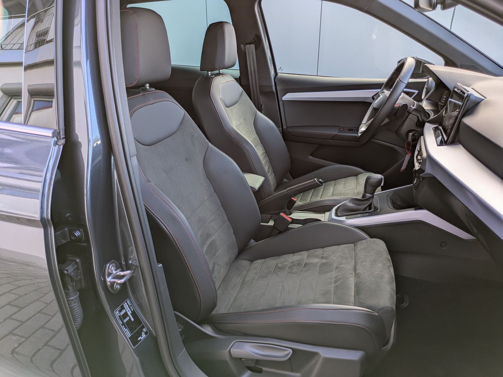 Fahrzeugabbildung SEAT Arona 1.0 TSI FR DSG AHK*ACC*LED*APP*DAB*KAMERA