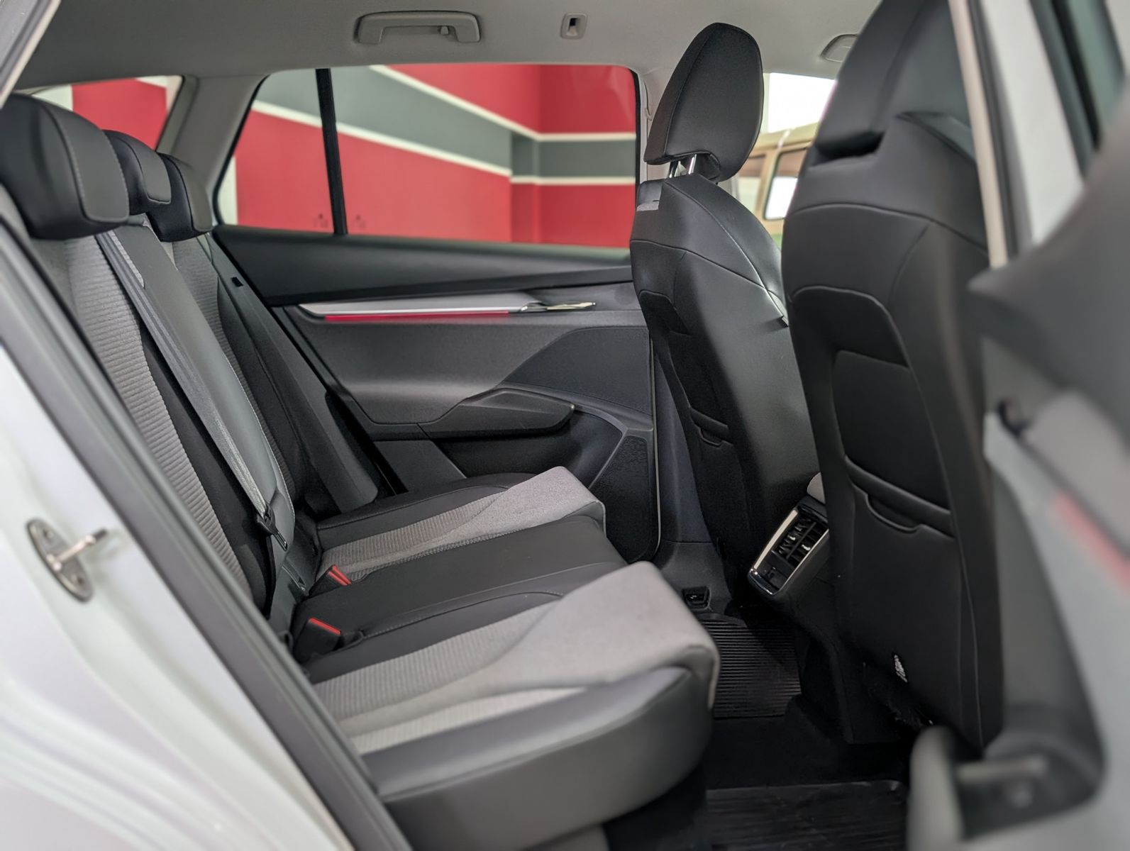 Fahrzeugabbildung SKODA Enyaq iV 80 Loft Convenience Paket+ ACC 82KWh1