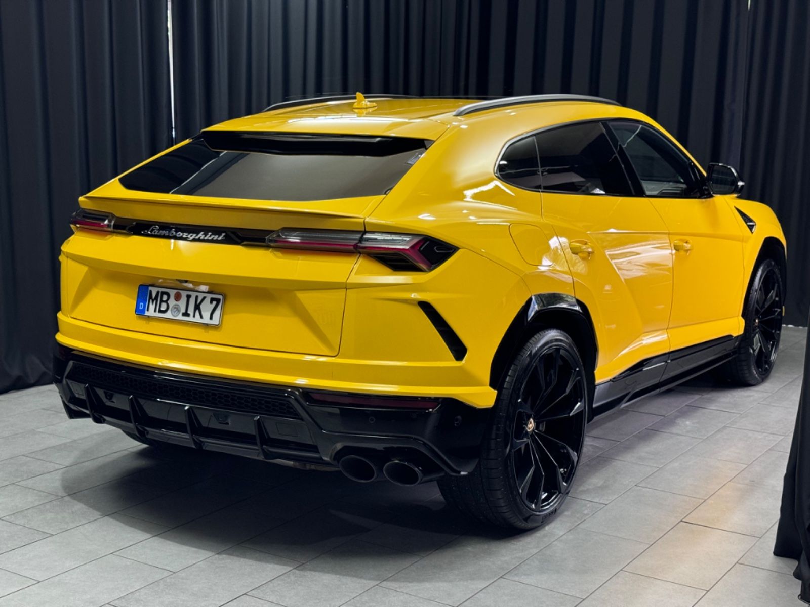 Fahrzeugabbildung Lamborghini URUS| MASSAGE | PANO |LUFT|B/O|NIGHT|23ZOLL|ADAS