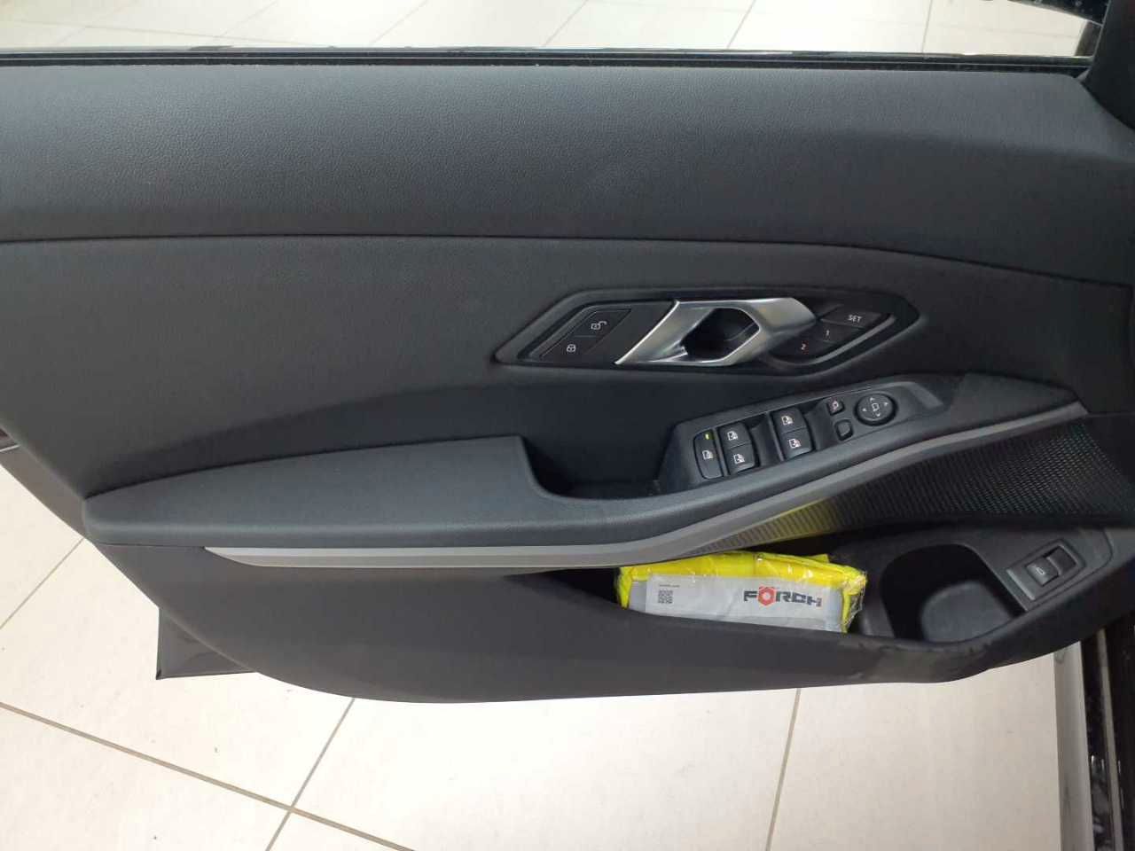 BMW 320i Touring Aut. Navi Leder SHZ LED  foto 4