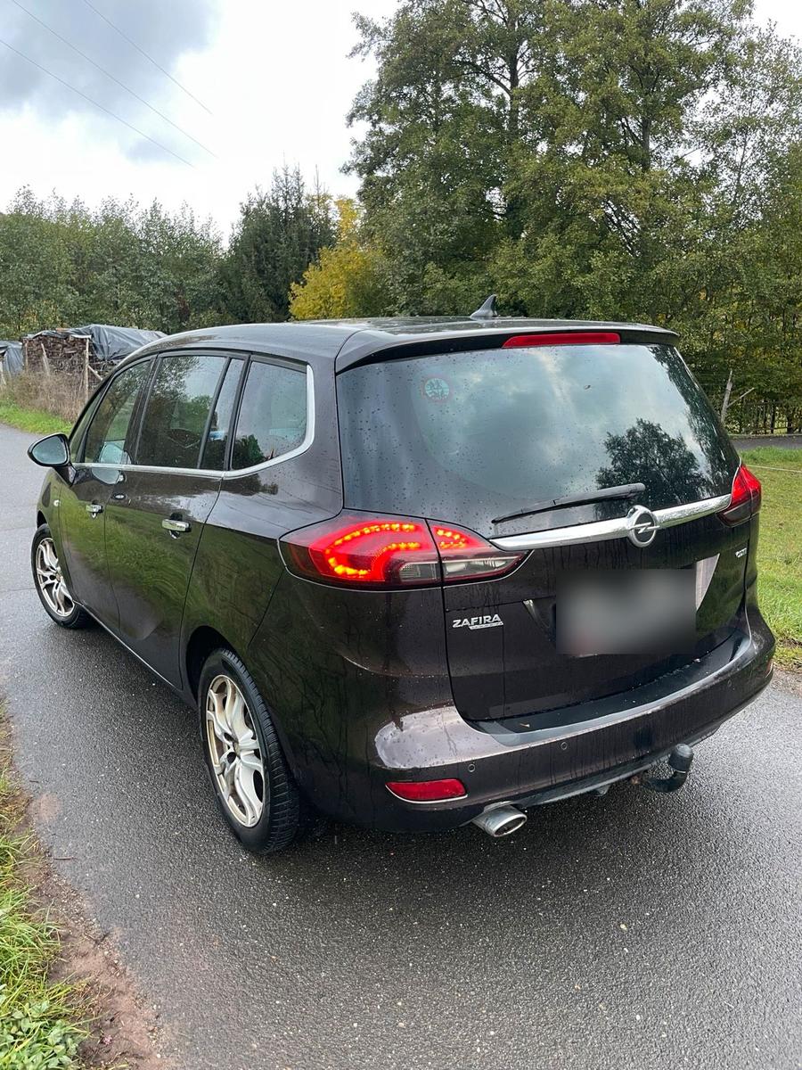 Opel Zafira 2013 — салон