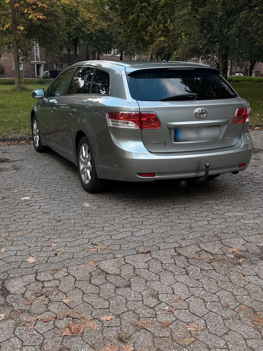 Toyota Avensis 2009 — салон