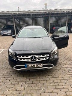 MERCEDES-BENZ GLA 180 - top Zustand - Pano Dach - Carplay 