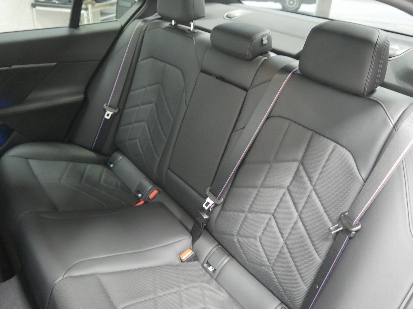 Fahrzeugeinzelansicht 12 Fahrzeugabbildung BMW i5 M60 xDrive Limousine, Sitheizung vorne und hi