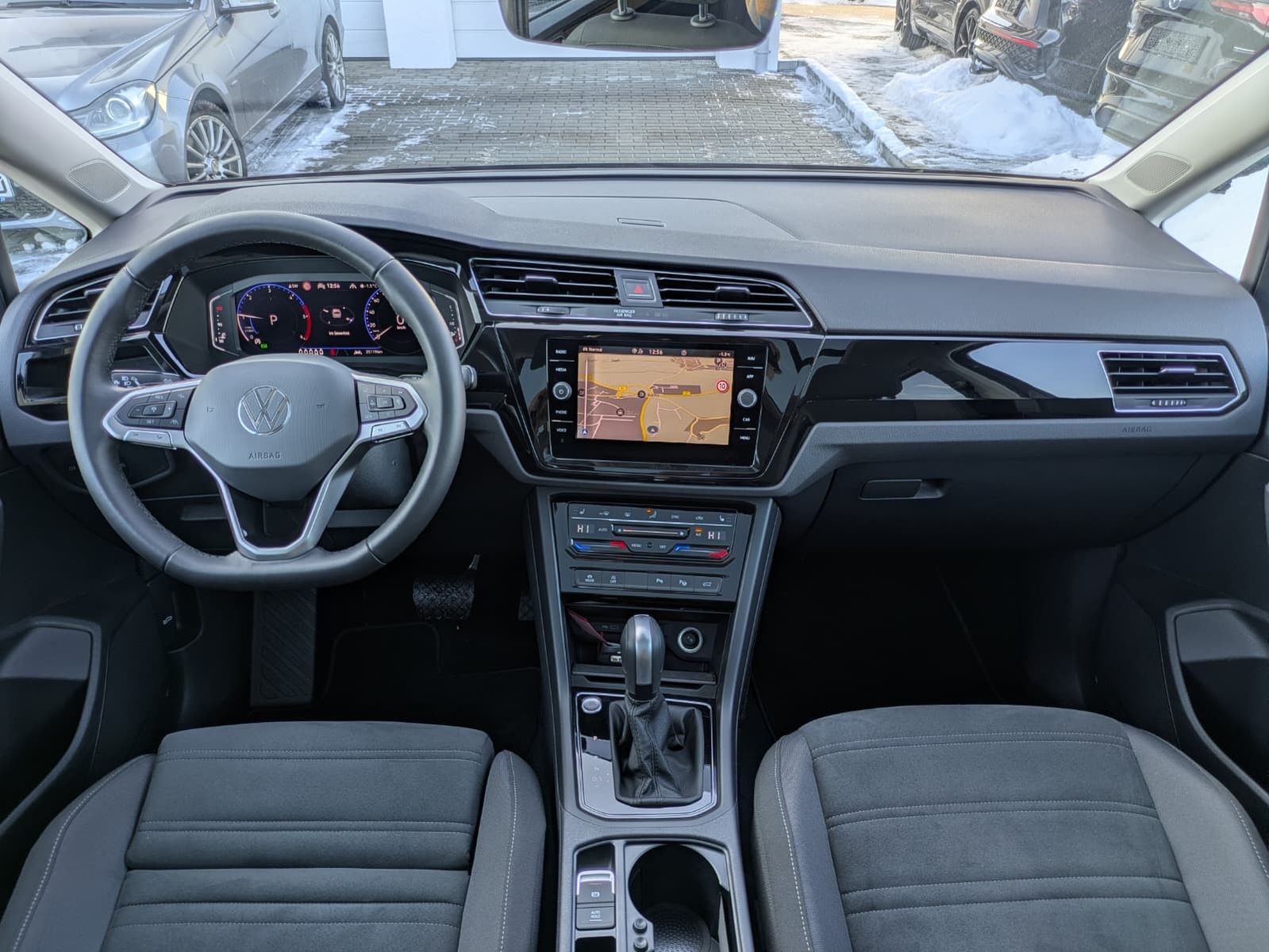 Fahrzeugabbildung Volkswagen Touran 2.0 DSG R-Line High BLACK Pano 7Si IQ AHK