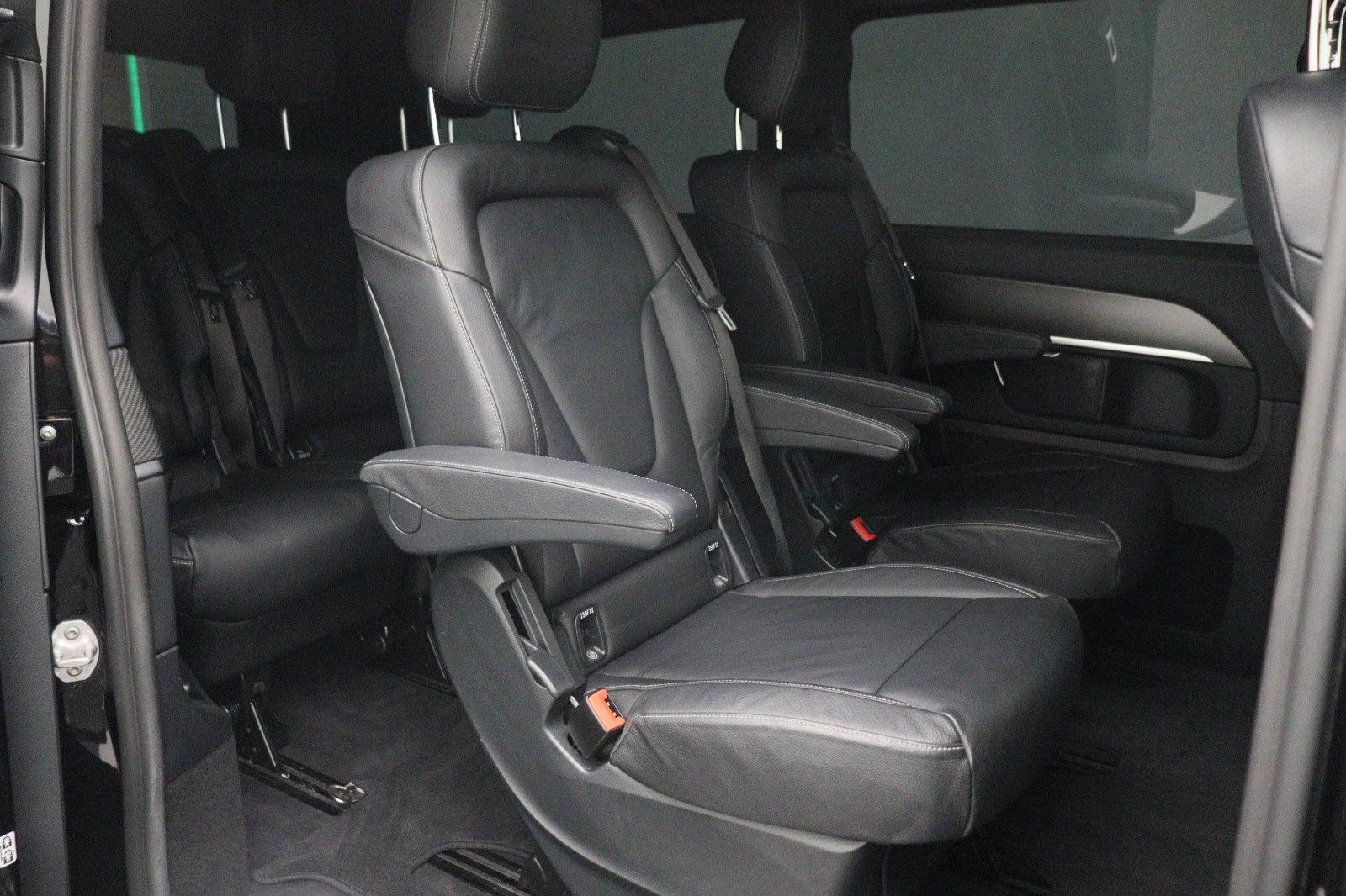 Fahrzeugabbildung Mercedes-Benz V 300d Avantgarde AMG 4Matic e.lang Hundebox