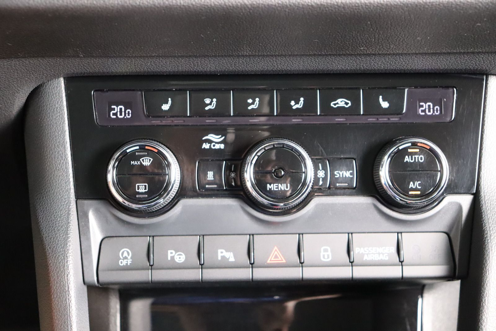 Fahrzeugabbildung SKODA Karoq 4x4 Memory * Navi * DSG * LED * AHK