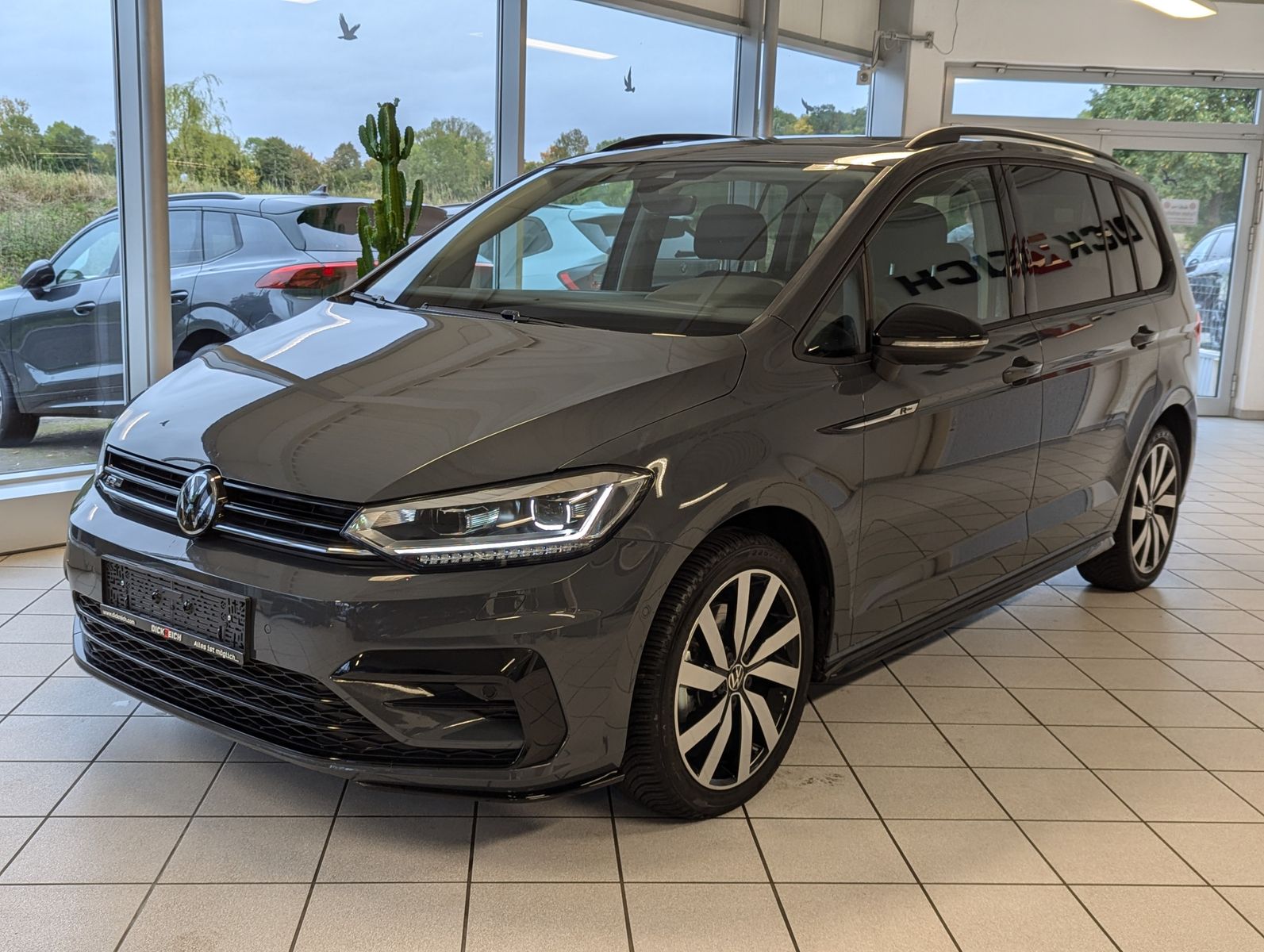 VW Touran 2.0 DSG R-Line High. Pano 7-Si IQ.Drive A - Image 3