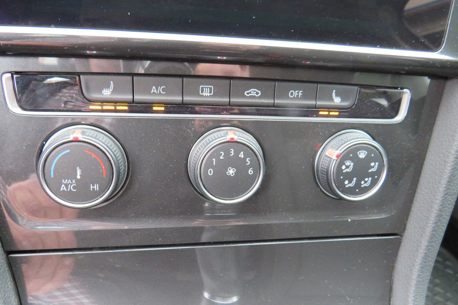 Fahrzeugabbildung Volkswagen Golf VII LIM. SITZH. TELVOR 8-FACH 4T. PDC 1.HD