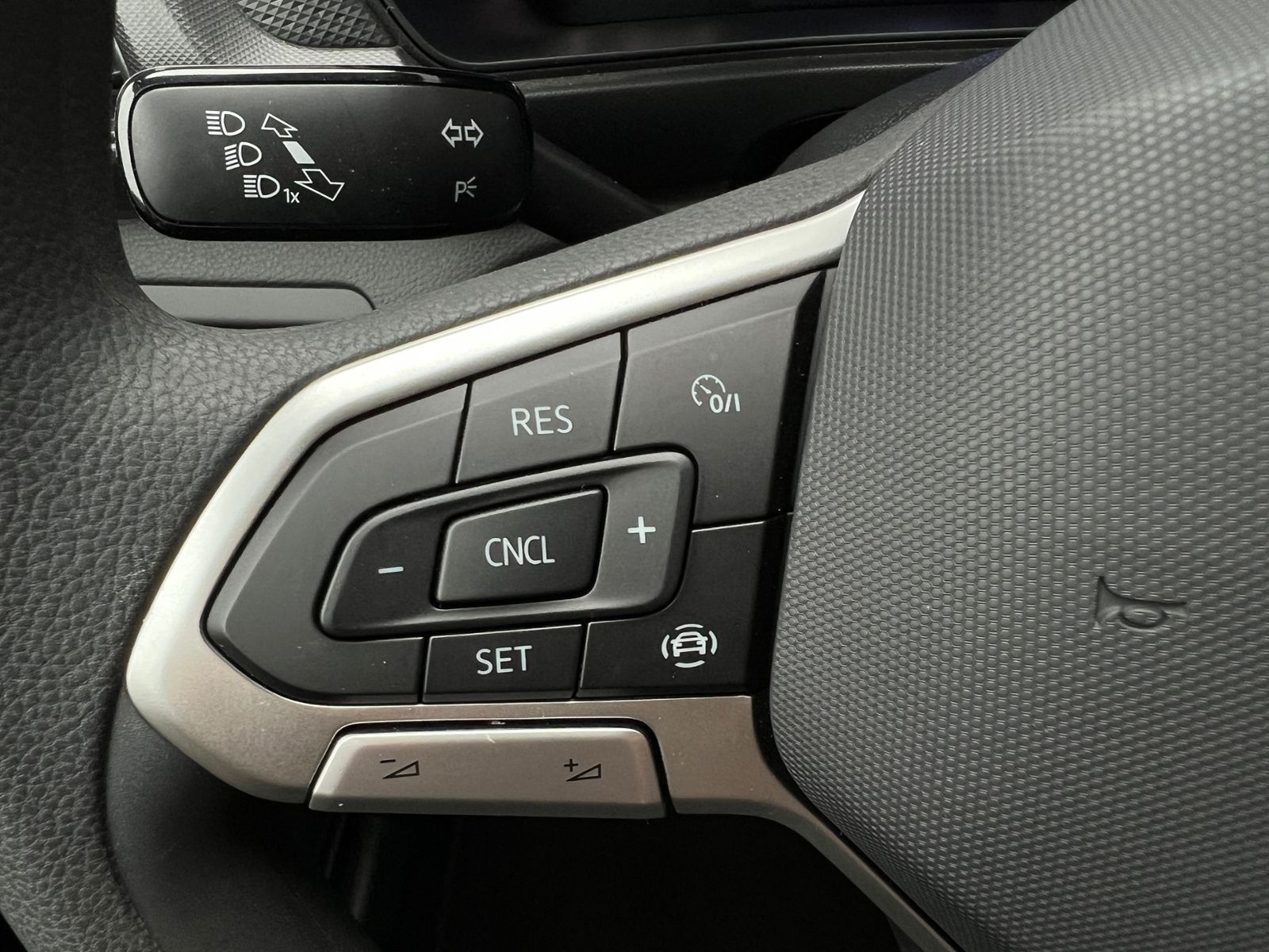 Fahrzeugabbildung Volkswagen T-Cross 1.0 TSI *Garantie, LED, App-Connect, PDC