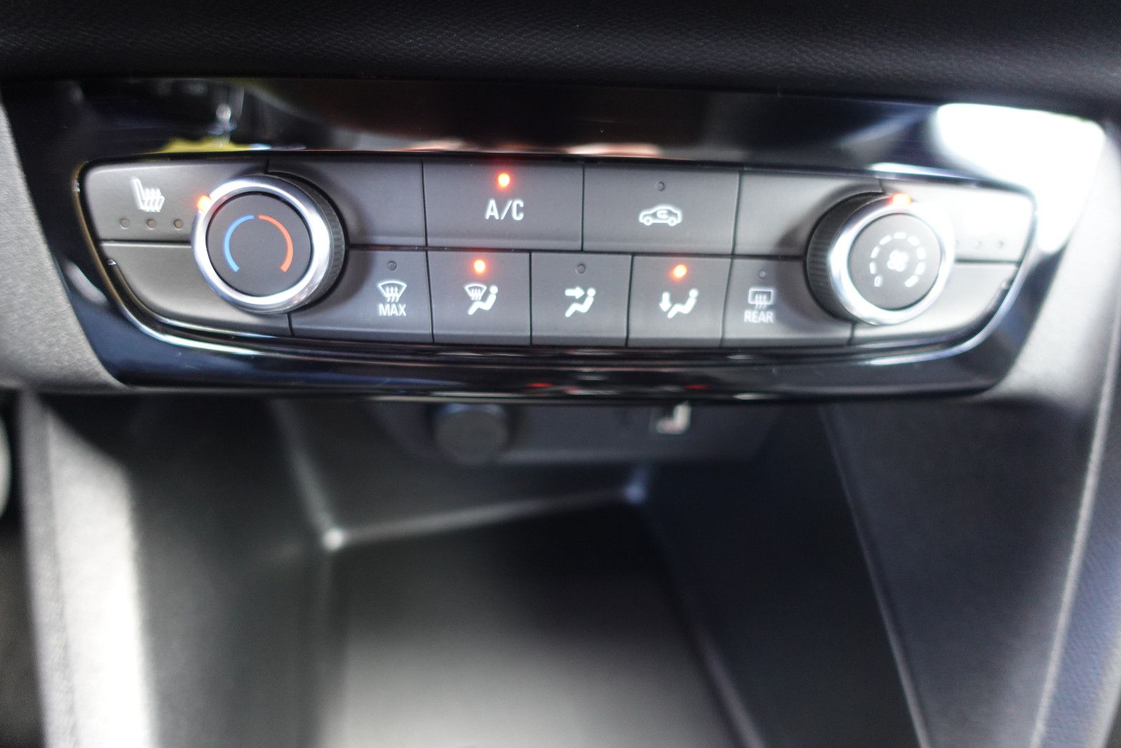 Fahrzeugabbildung Opel Corsa 1.2T Elegance Automatik Navi,Kamera,PDC,SH