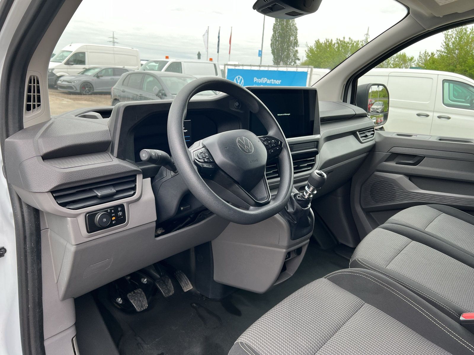 Fahrzeugabbildung Volkswagen T7 Transporter 2.0 TDI LR 3-Sitze LED KAMERA
