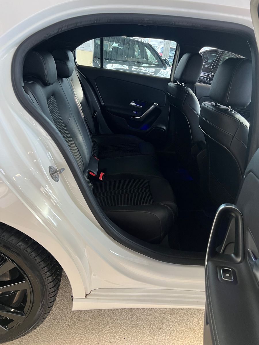 Fahrzeugabbildung Mercedes-Benz A 200 *AMBIENTE*WIDESCREEN*KAMERA*CARBON*LED*