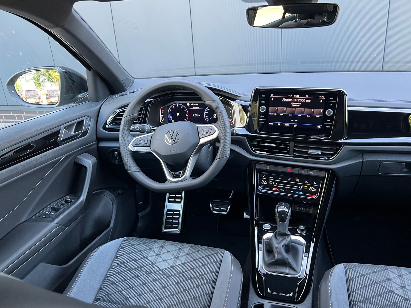 Fahrzeugabbildung Volkswagen T-Roc R-Line 1.5 TSI DSG *Black Style, AHK, Pano