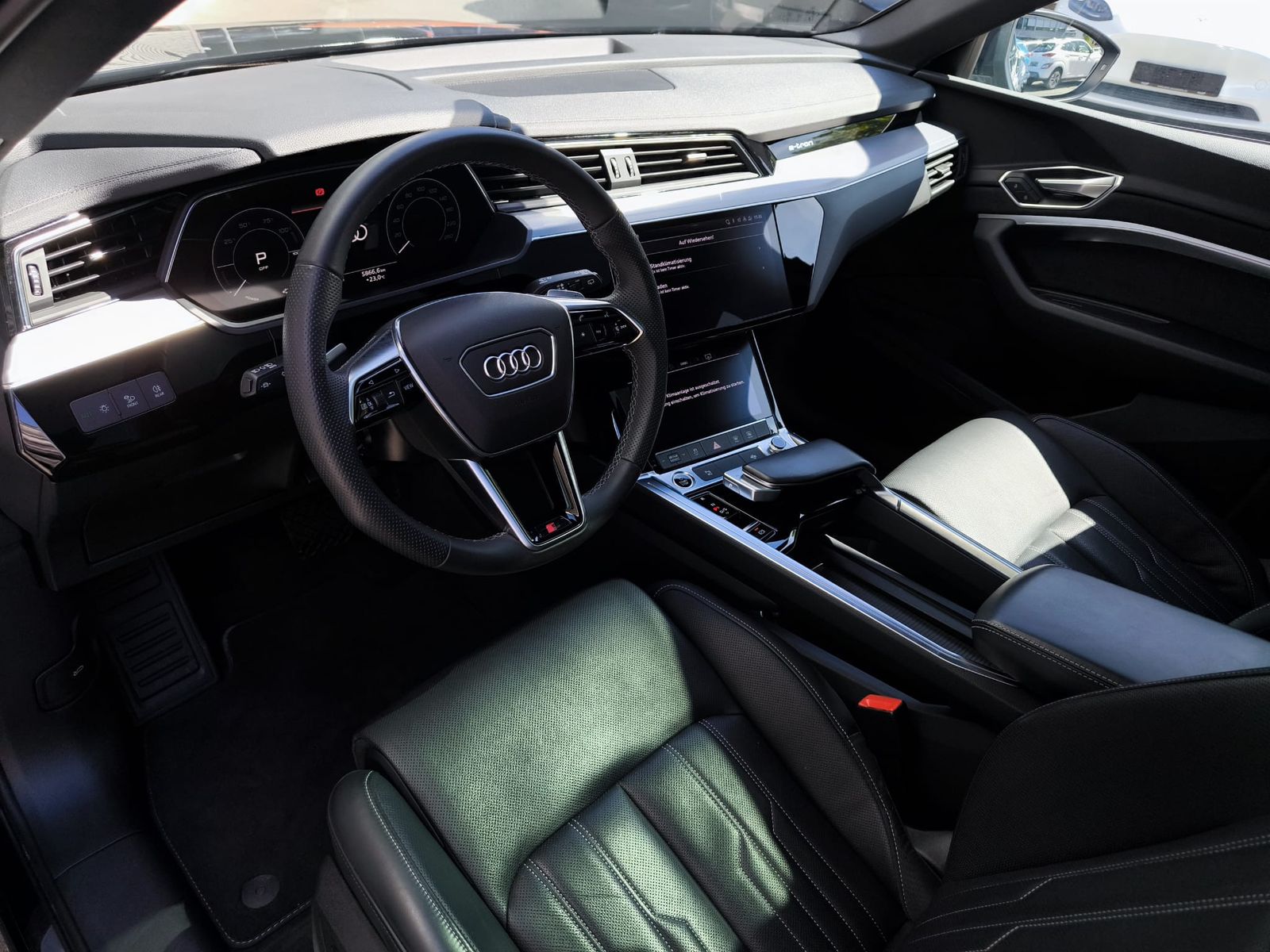 Fahrzeugabbildung Audi e-tron S LINE BLACK EDITION PANO+MEMO+SHZ+360+
