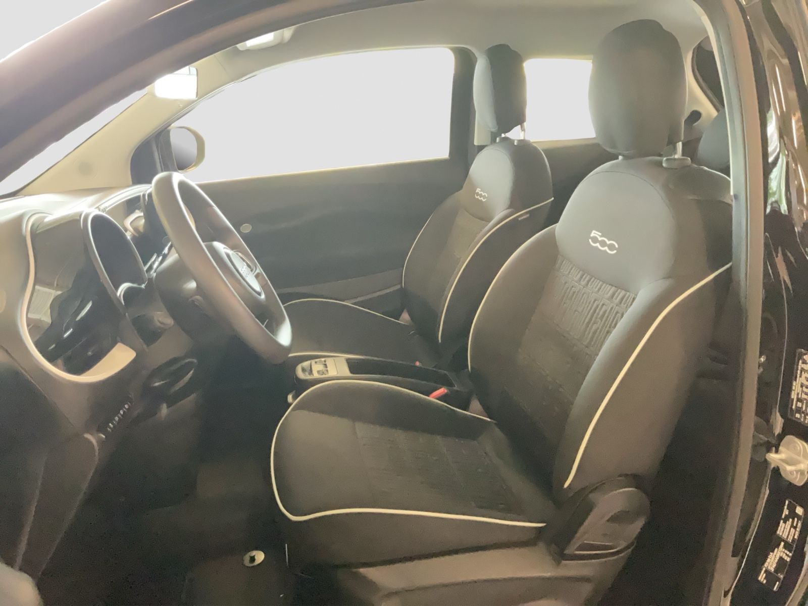 Fahrzeugabbildung Fiat 500e + Radio- & Winterpaket