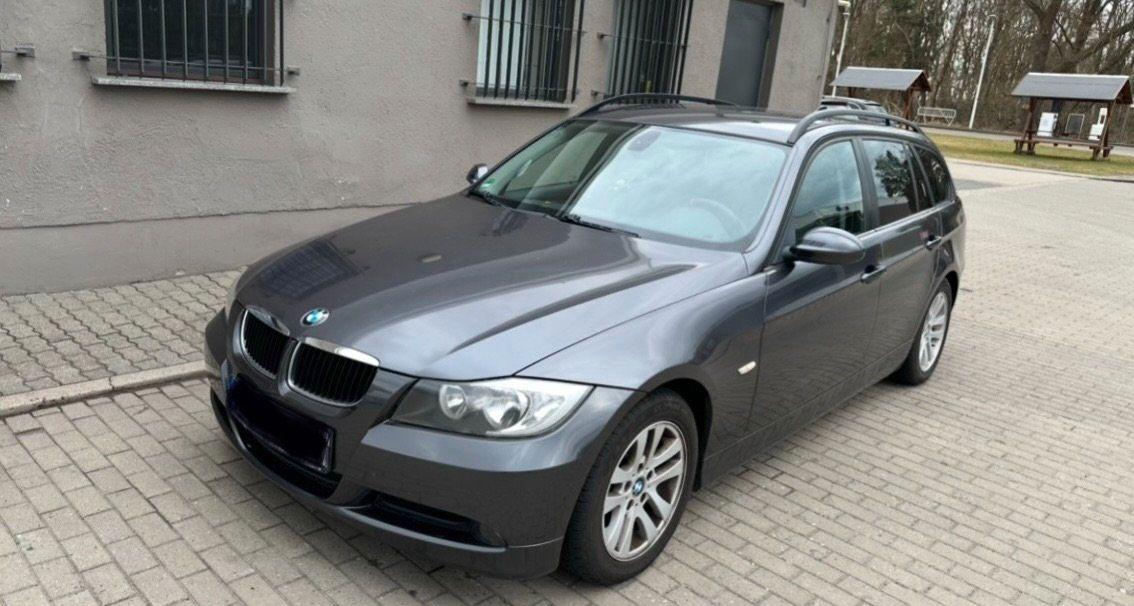 BMW 320 2006 — rear view