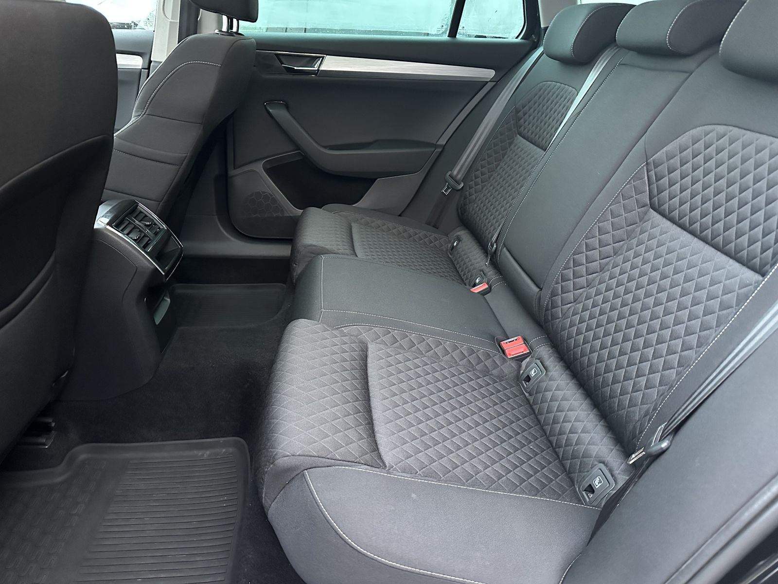 Fahrzeugabbildung SKODA Superb Combi iV 1.4 TSI NAV+LED+AHK+PANO+18ZO+PP