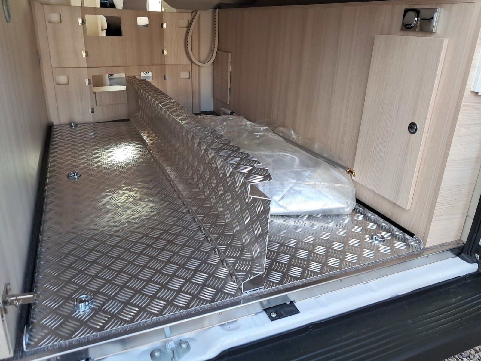 Fahrzeugabbildung Eura Mobil Van V 635 HB Fahrassistenz- & Mondial Plus Paket