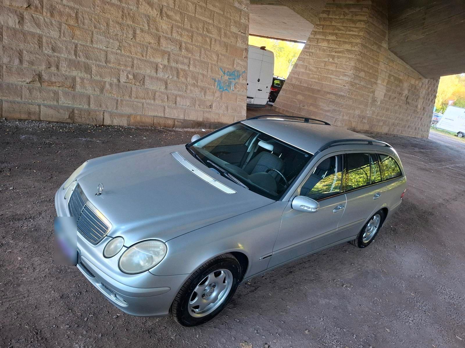 Mercedes-Benz E220 2004 — rear view