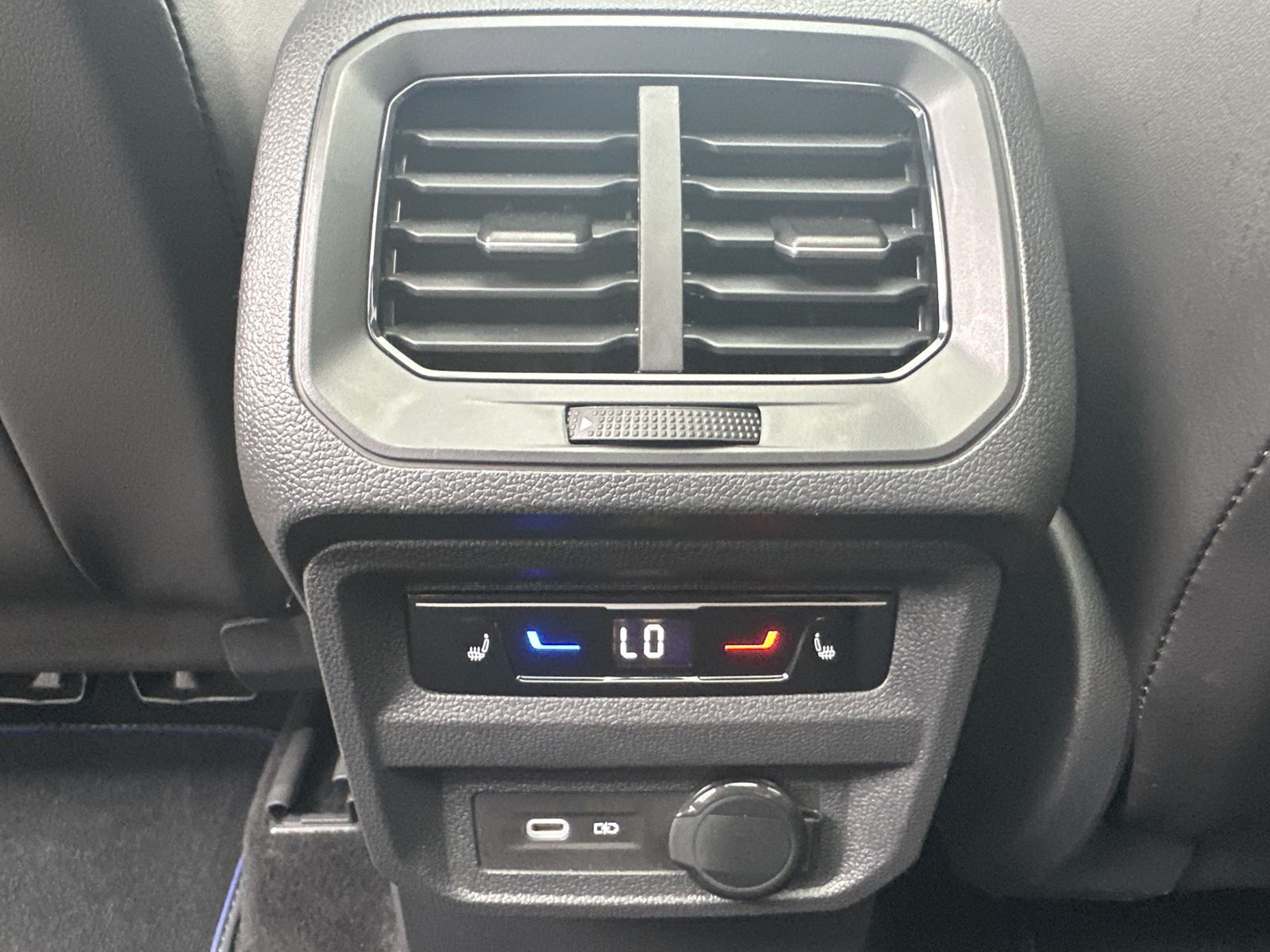 Fahrzeugabbildung Volkswagen Tiguan R 4M NAV+MATRIX+PANO+AHK+ACC+KAMERA+21ZO