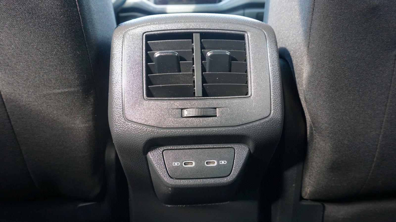 Fahrzeugabbildung Volkswagen T-Roc Sport, Sport Fahrwerk, Navi, Kamera, WR