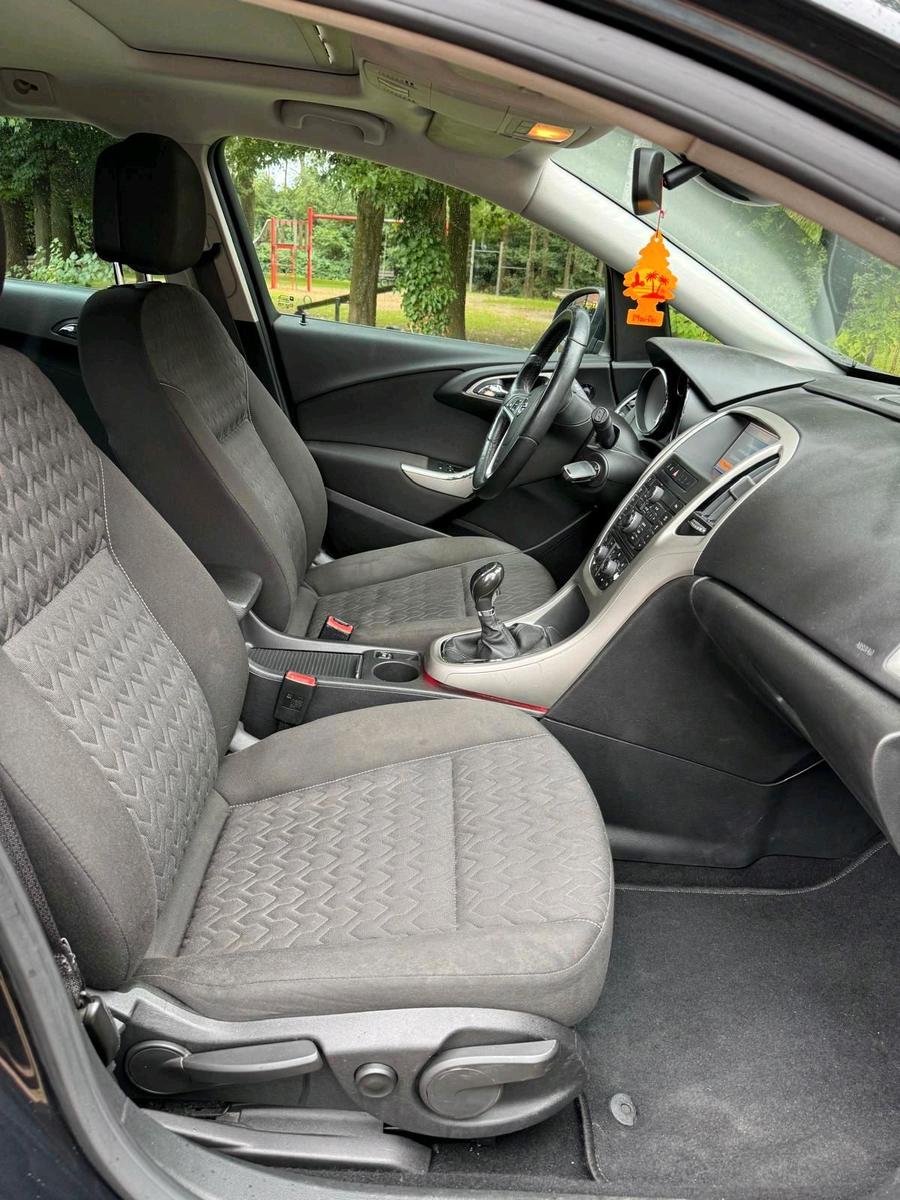 Opel Astra 2013 — photo 10