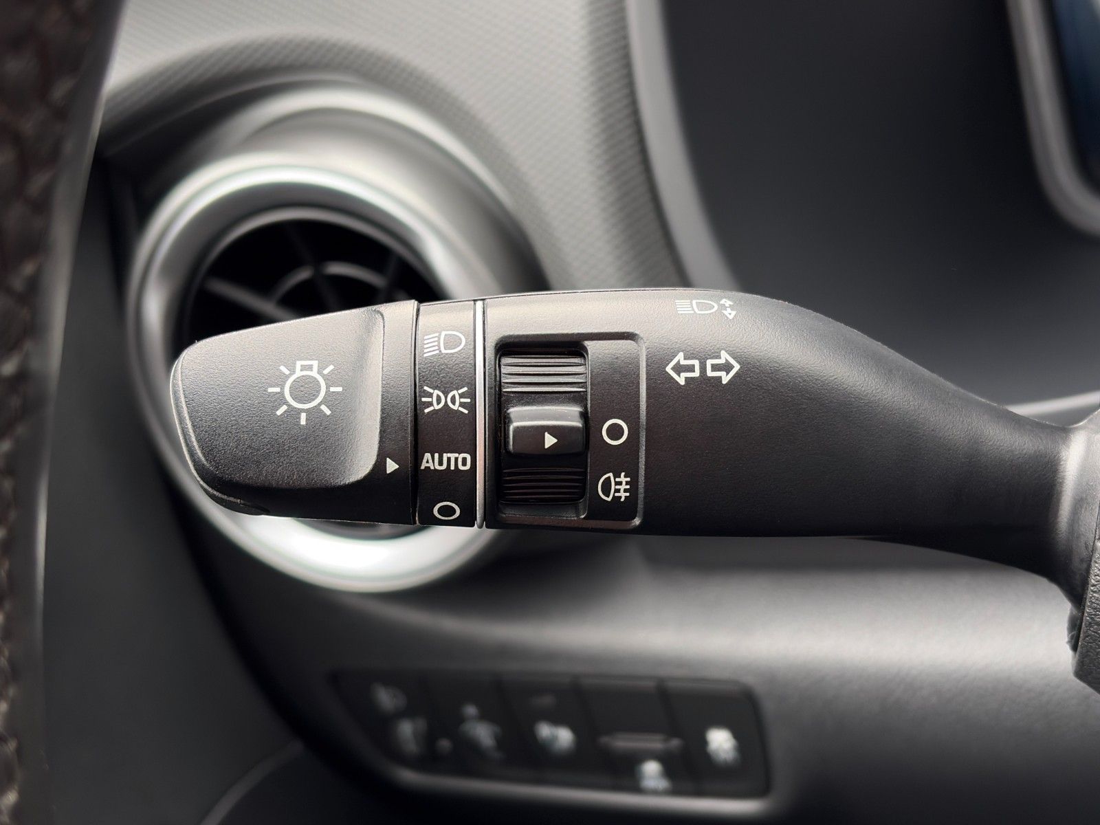 Fahrzeugabbildung Hyundai KONA E Select LHZ SHZ ACC PDC LKA CarPlay CAM