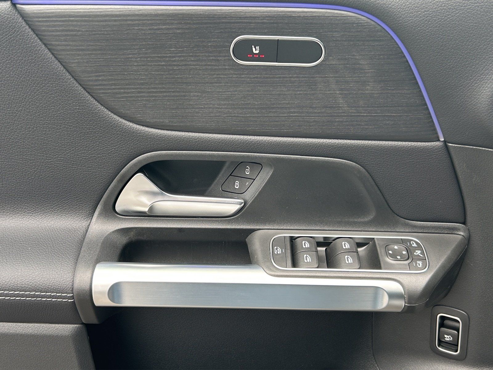 Fahrzeugabbildung Mercedes-Benz GLB 200 AMG Multib 360° PANO AHK Keyless Totwink