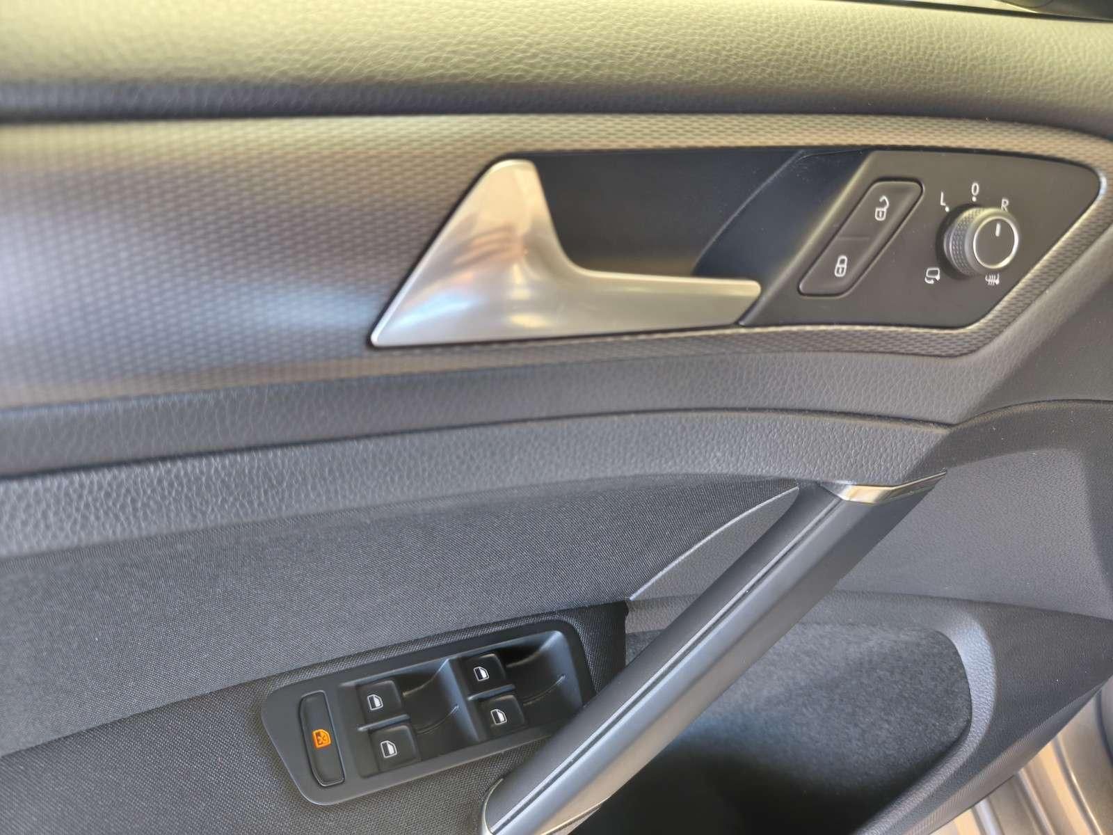 Fahrzeugabbildung Volkswagen Golf Lounge 1.4 /Bi-Xenon/Navi/Tempo/Ahk 110 ...