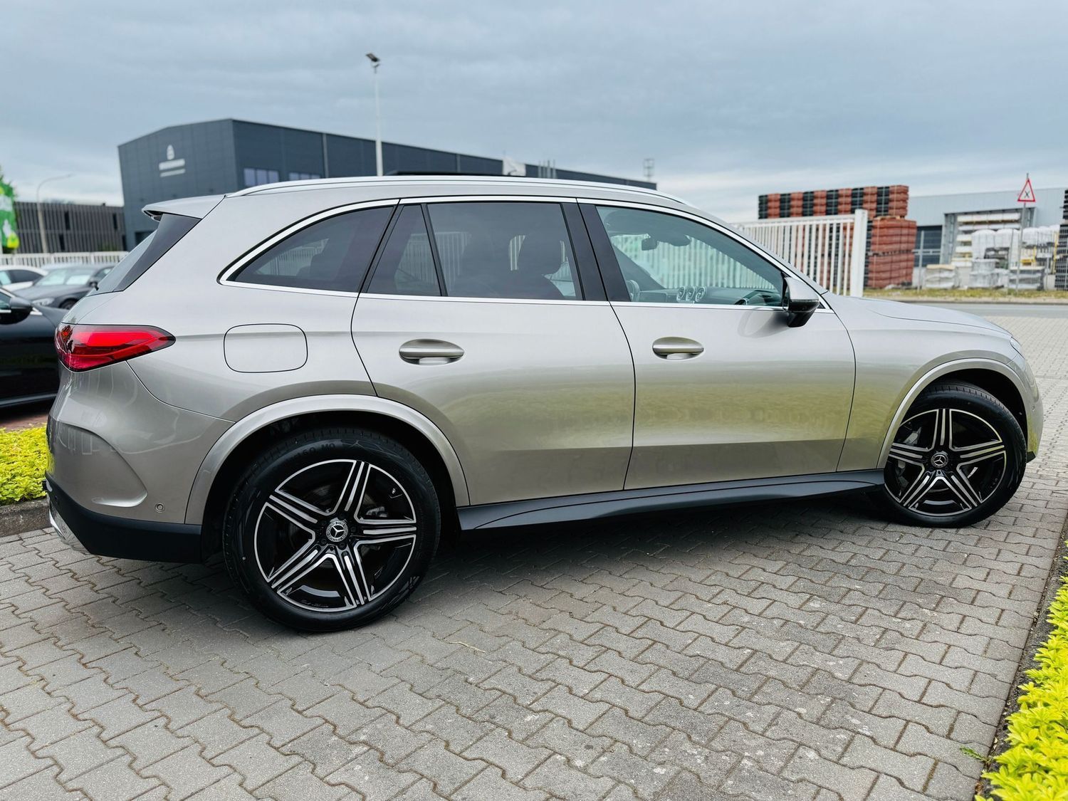 Fahrzeugabbildung Mercedes-Benz GLC 300 d 4M AMG - 360°, Panodach, Standh, Digit