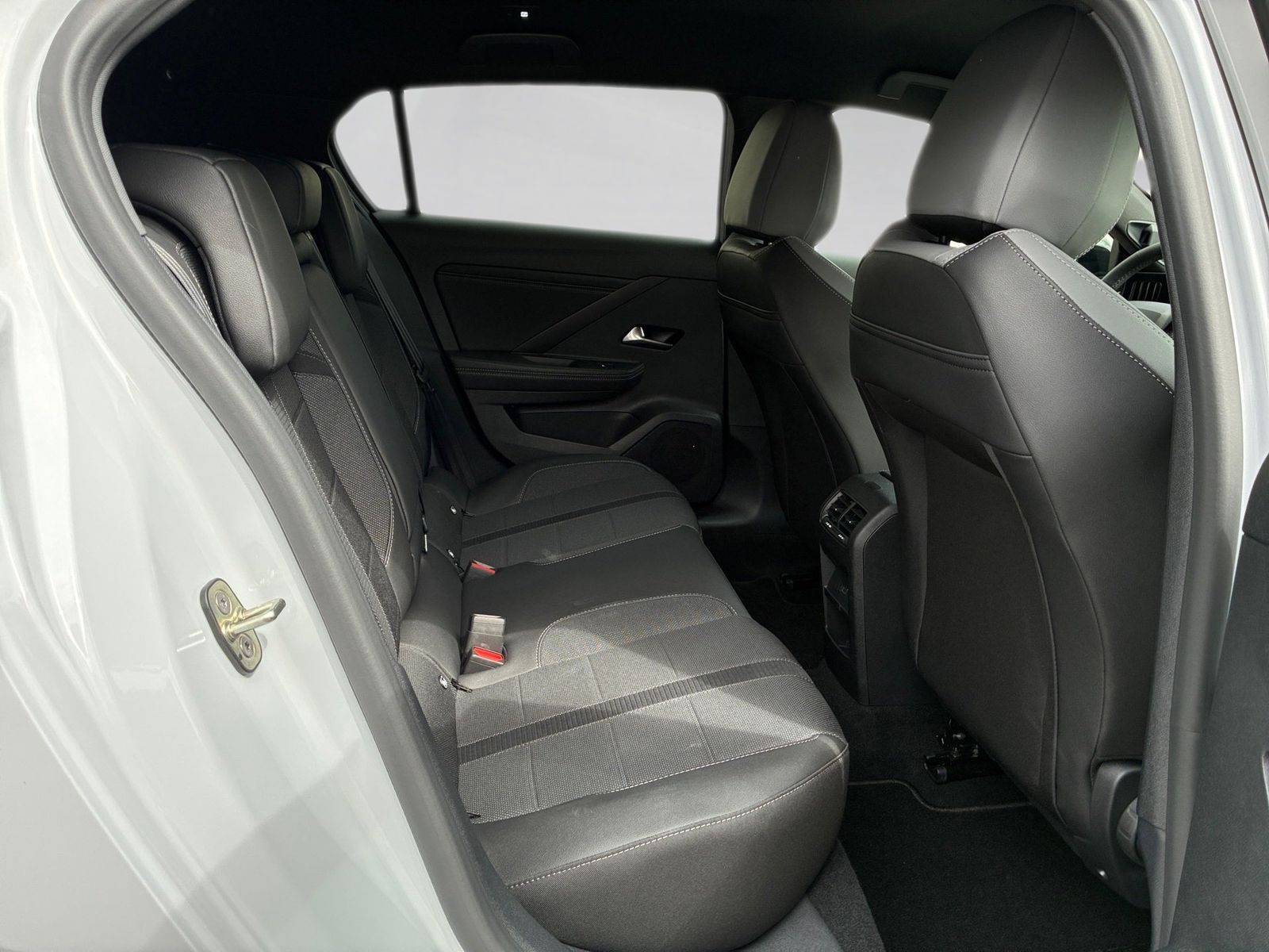 Fahrzeugabbildung Opel Astra L GS 1.6 Plug-In-Hybrid 360,HUD,LED,LM,NAV